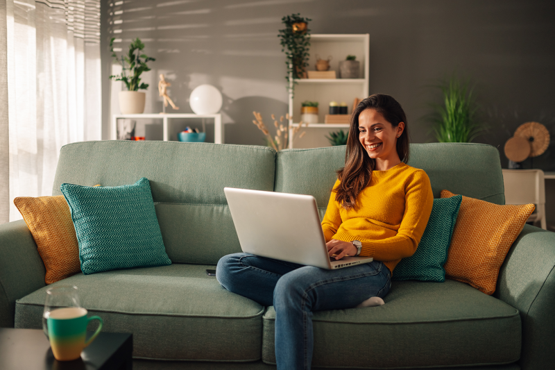 Como doar Imposto de Renda | Foto de uma mulher pesquisando na internet | Certificado Digital | Blog da Certisign