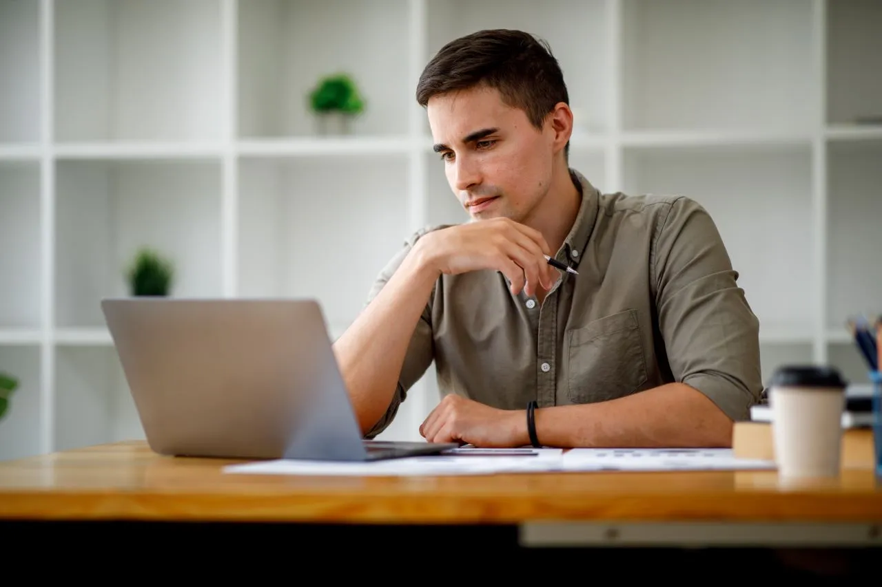 O que é driver de certificado digital | Foto de um homem branco trabalhando de home office no computador | Certificação Digital | Blog da CertiSign