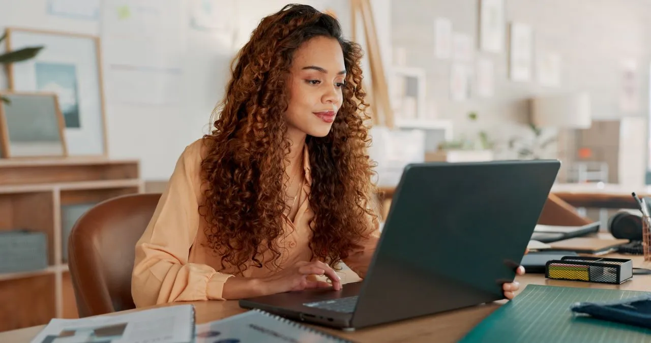 Como instalar certificado A1 no computador | Foto de uma mulher negra trabalhando no notebook | Certificação Digital | Blog da CertiSign
