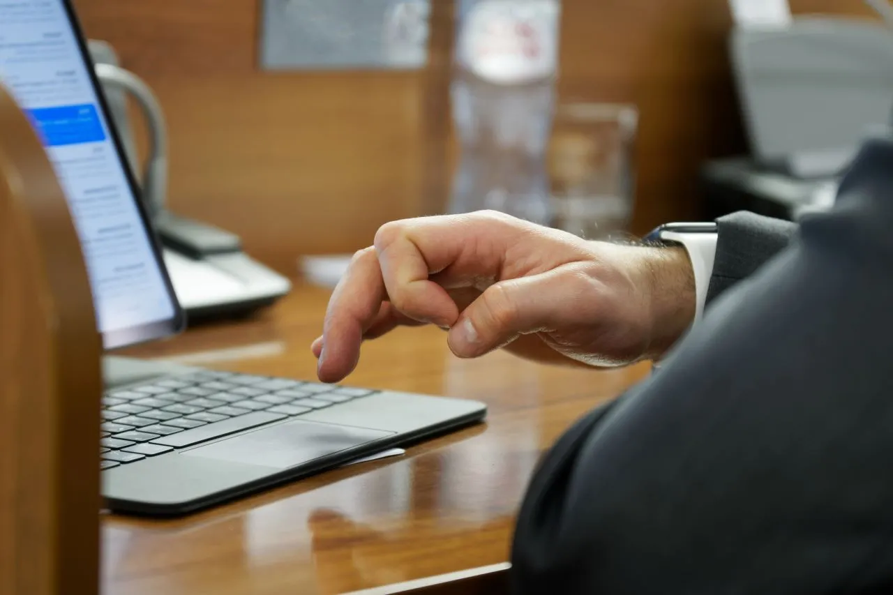 O que é certificado digital na nuvem OAB? | Foto de um homem trabalhando no computador | Certificado Digital | Blog da CertiSign
