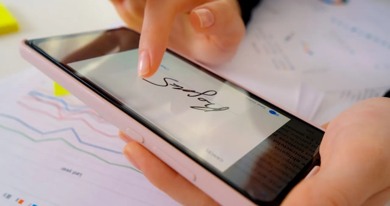 Como assinar documentos pelos celular | Foto de uma mulher assinando documento digitalmente pelo celular | Assinatura eletrônica | Blog da CertiSign