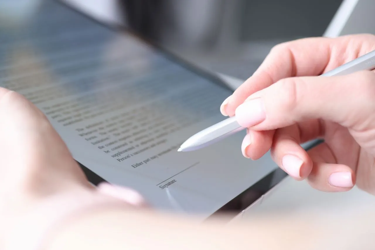 Como usar a assinatura eletrônica | Foto de uma mulher branca assinando digitalmente no tablet | Assinatura Eletrônica | Blog da Certisign