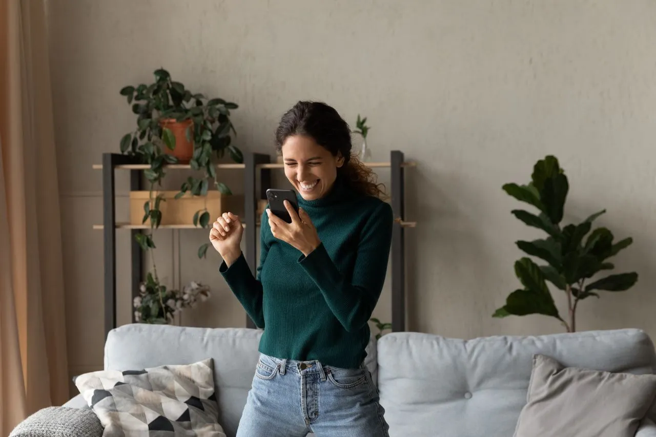 O que são bets? | Foto de uma mulher que está jogando online | Biometria Facial | Blog da Certisign