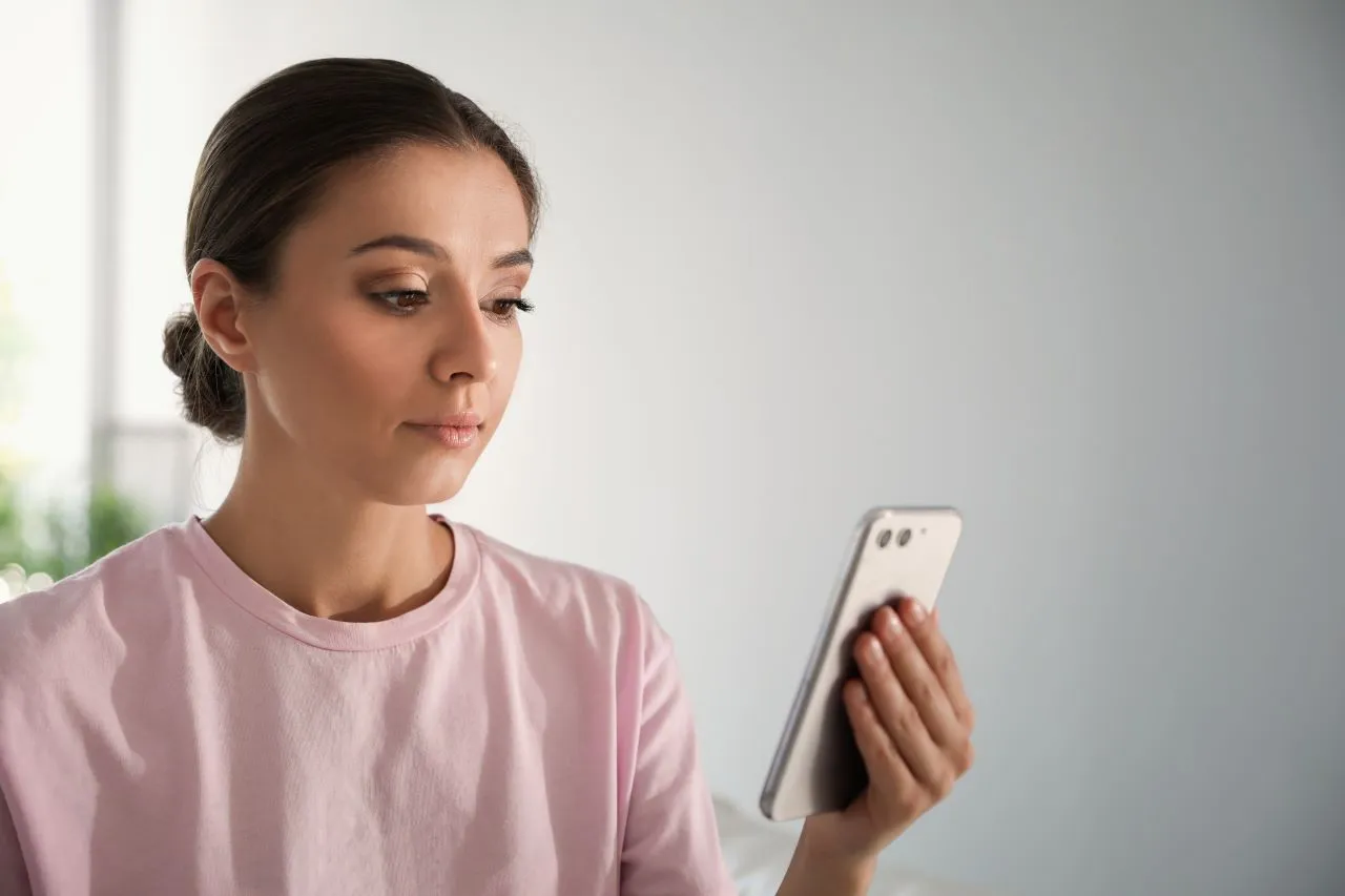 O que é biometria? | Foto de uma mulher fazendo biometria facial pelo celular | Biometria facial | Blog da Certisign
