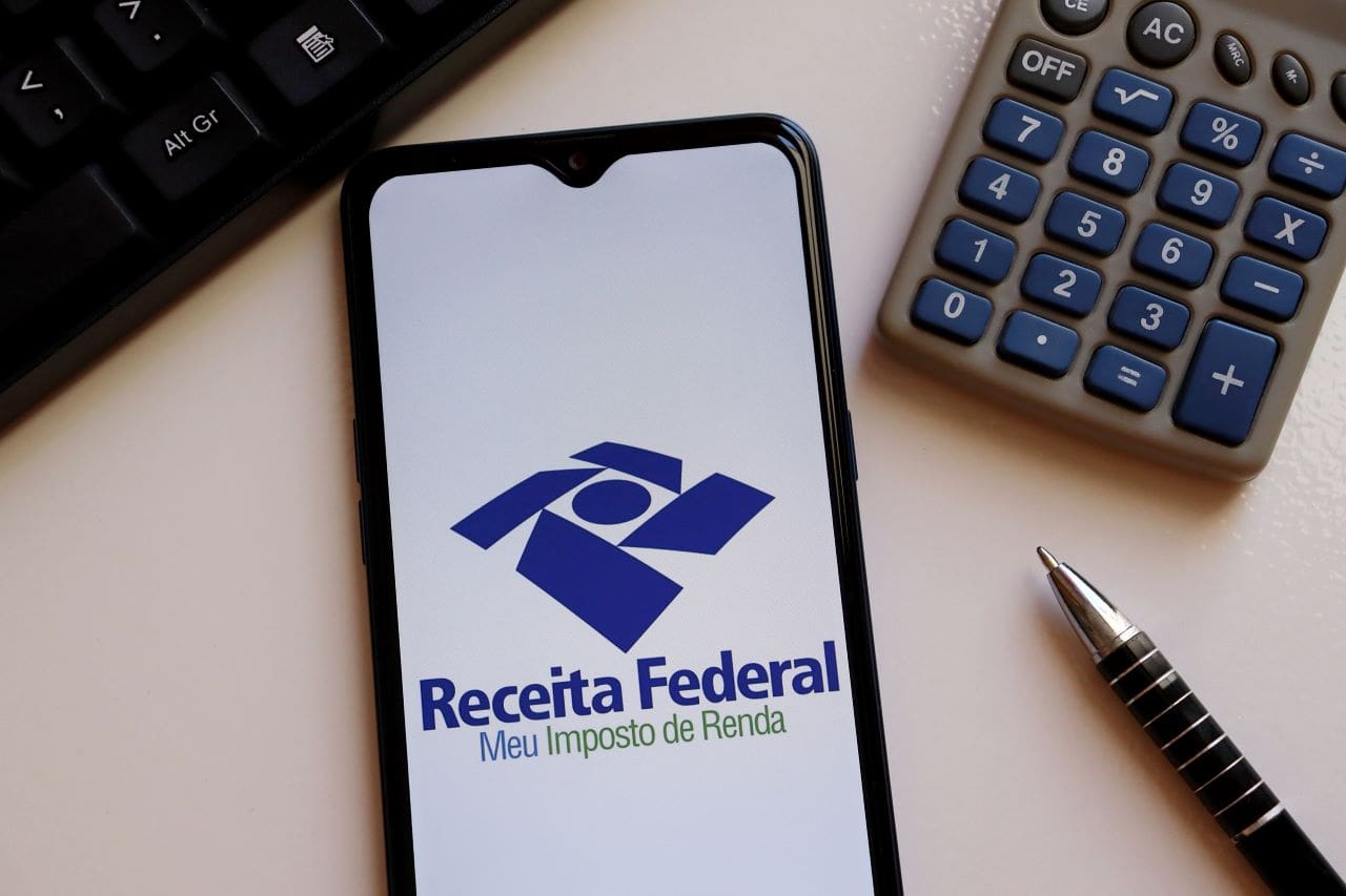 Quanto tempo demora para sair da malha fina? | Foto de um celular no app da Receita Federal para declaração do imposto de renda | Certificado Digital | Blog da Certisign
