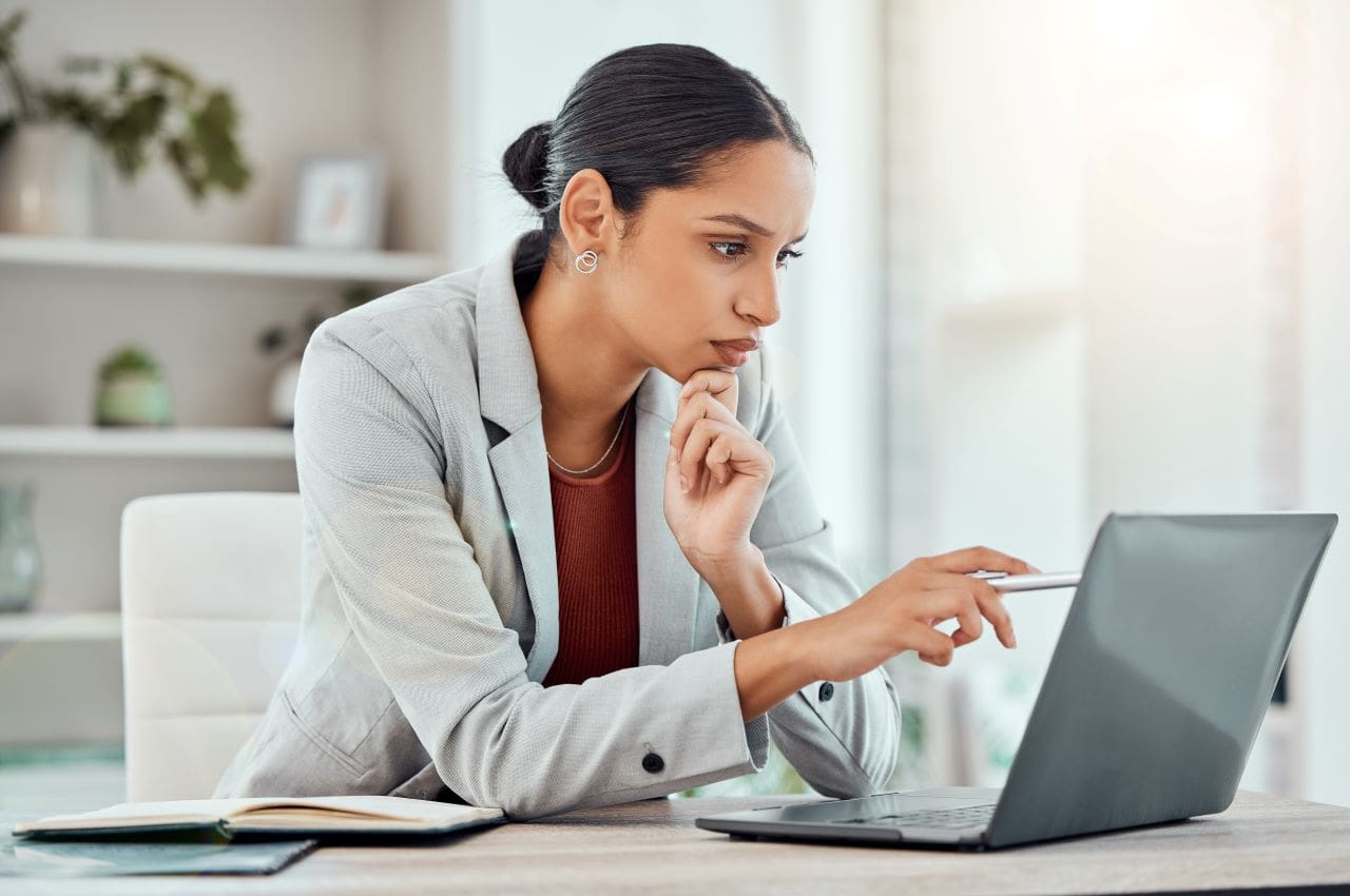 Quais são os benefícios do certificado digital OAB para advogados | Foto de uma mulher parda, advogada, vestida com alfaiataria, trabalhando no computador | Certificado Digital | Blog da CertiSign