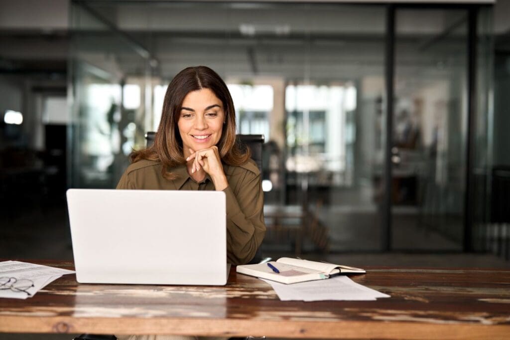 Comprar certificado digital para o INSS | Foto de uma mulher advogada trabalhando no escritório e no computador | Certificação Digital | Blog da Certisign
