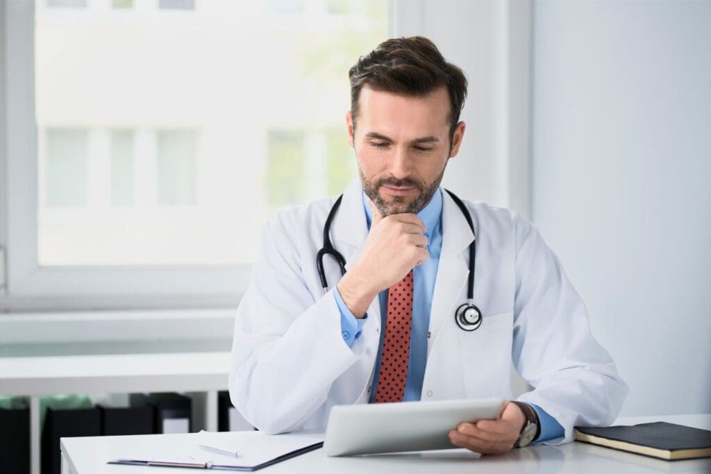 O que é receita médica digital? | Foto de um médico observando um tablet | Certificado Digital | Blog da Certisign