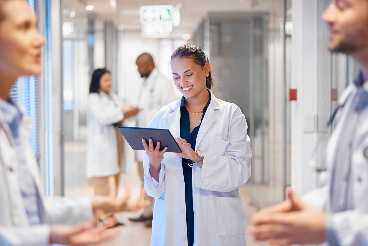 O que é assinatura digital para médicos? | Foto de uma médica assinando digitalmente pelo tablet no hospital | Profissionais da Saúde | Assinatura Digital | Blog da Certisign