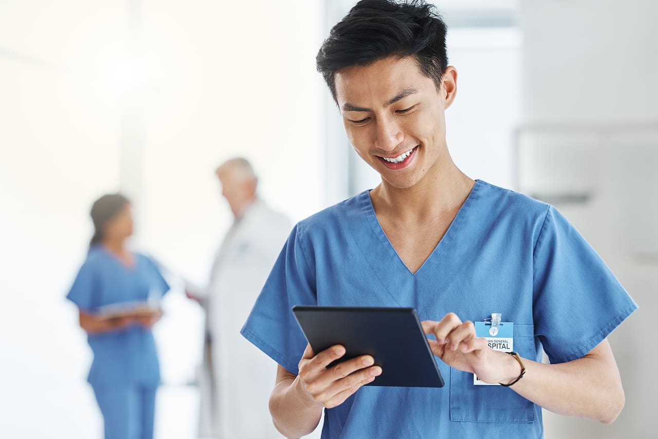 Qual o melhor certificado digital para médicos? | Foto de um médico assinando digitalmente atestado digital de paciente pelo tablet | Profissionais da Saúde | Assinatura Digital | Blog da Certisign