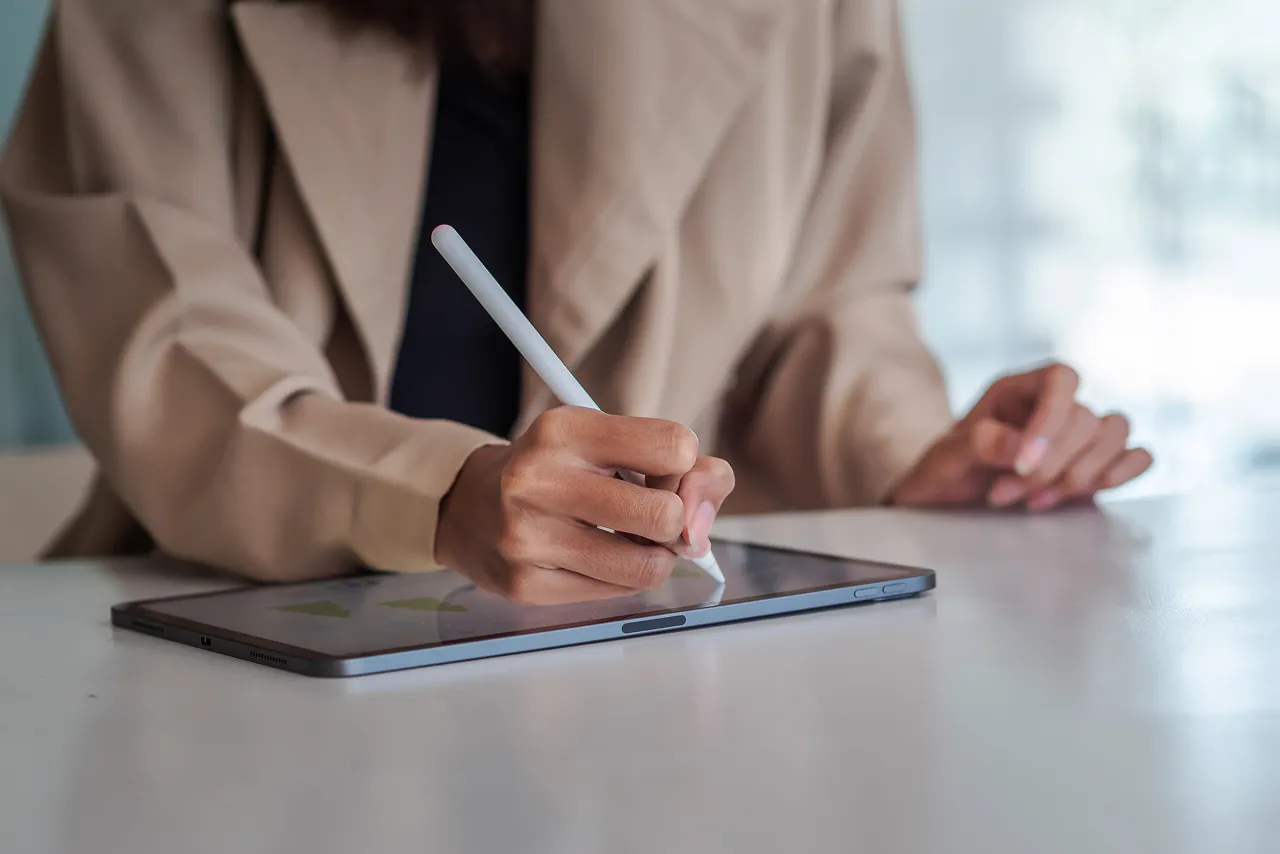Como validar cada tipo de assinatura eletrônica | Foto de uma mulher assinando documento online | Assinatura Digital | Blog da Certisign