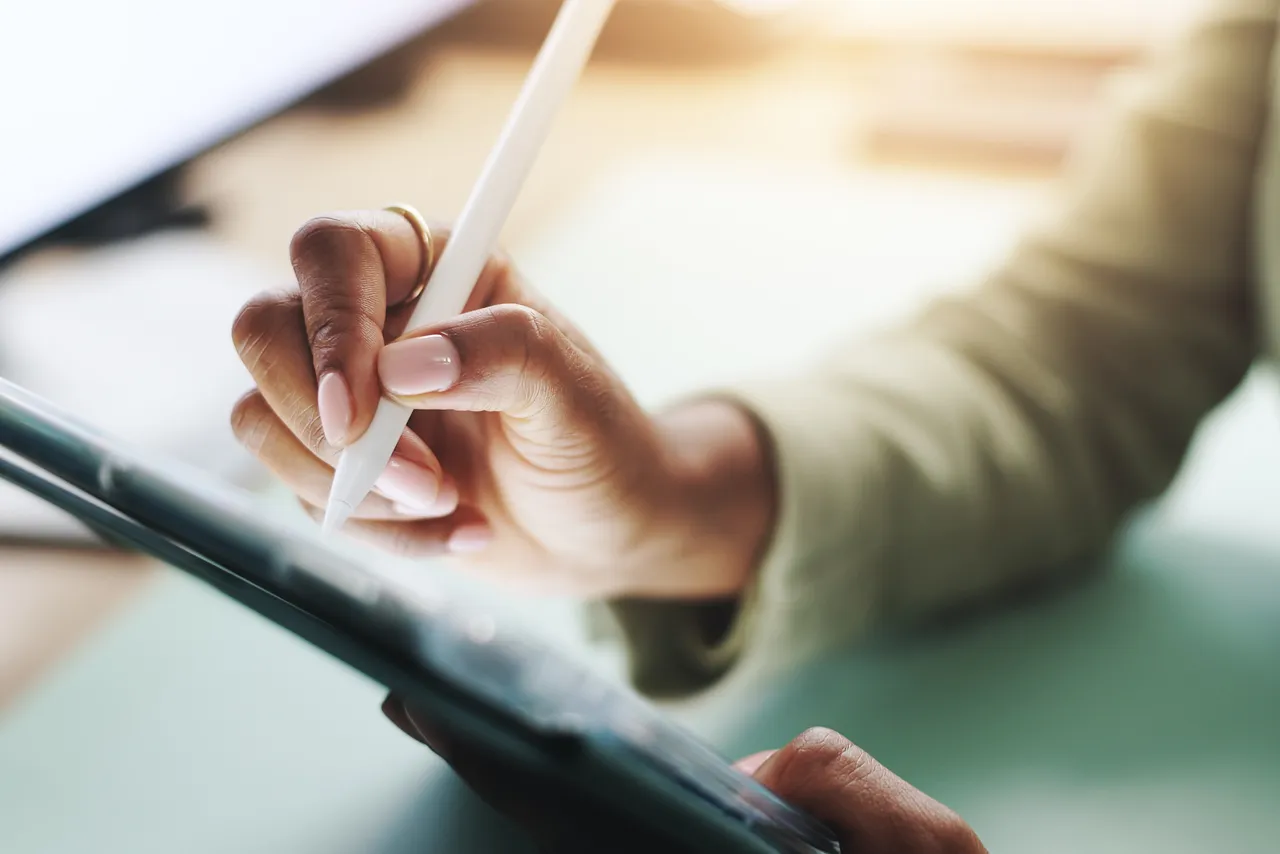 O que é validar uma assinatura digital? | Foto gerada por IA de uma mulher assinando documento pelo tablet online | Assinatura Digital | Blog da Certisign